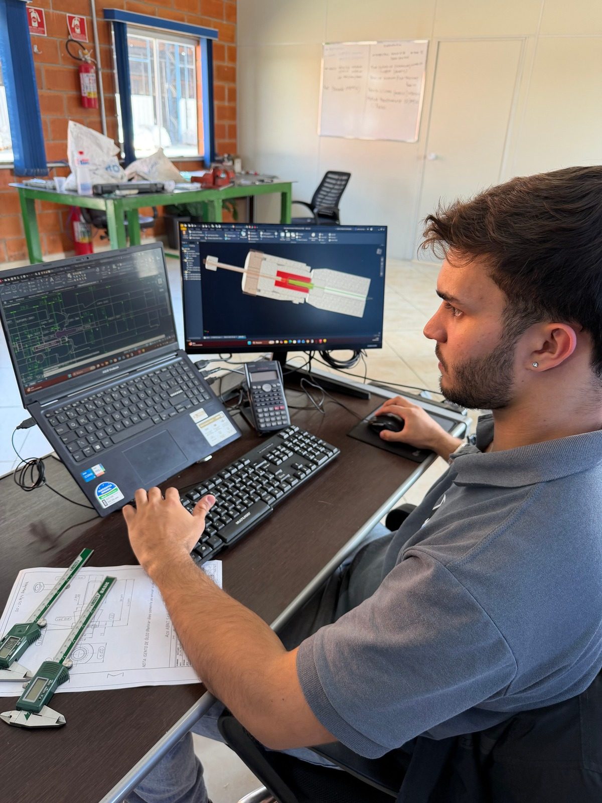 Engenheiro analisando um projeto de fixador