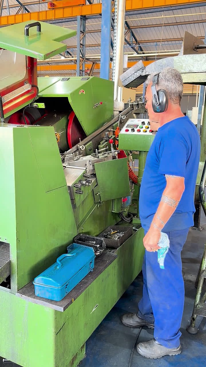 Operador na máquina de conformação da Merco Metal